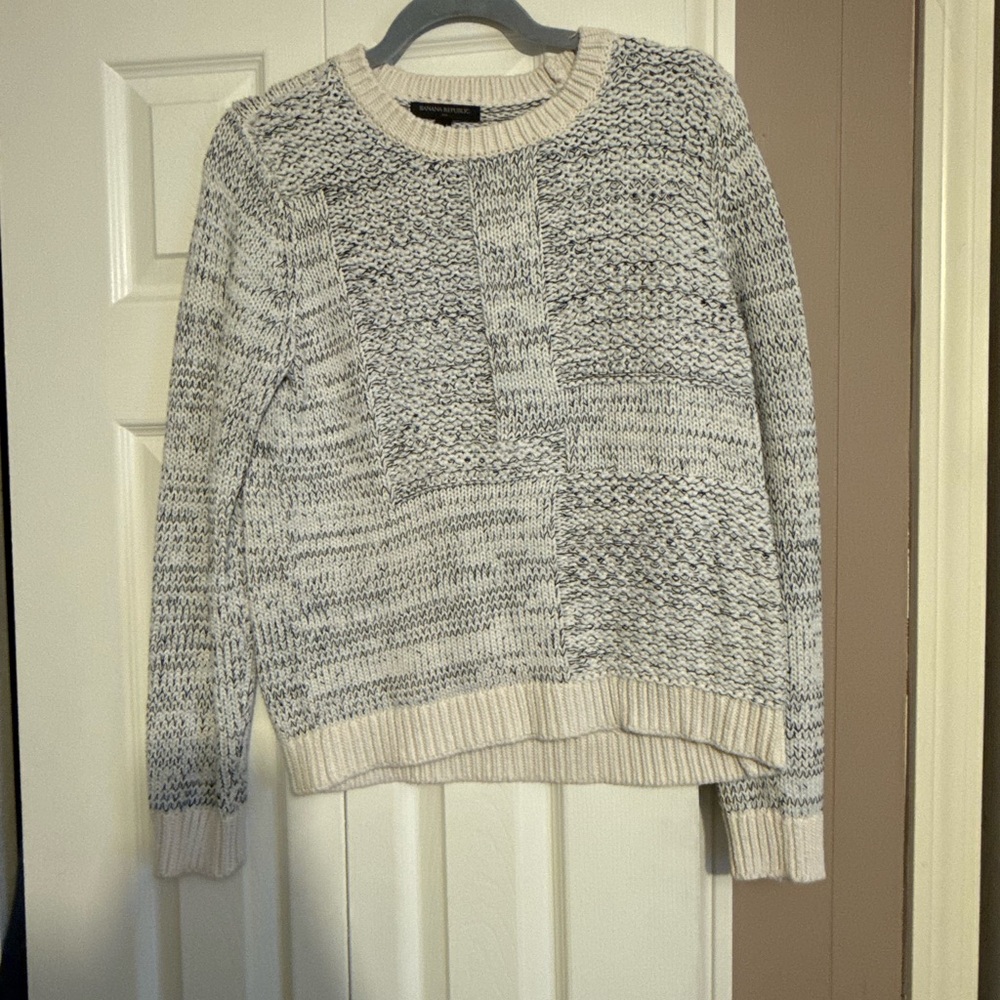 Banana Republic Sweater. Blue and White. Good Condition. Size M